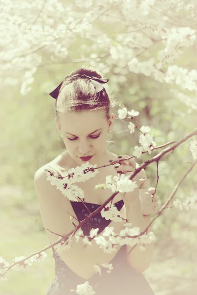 Donna con albero fiorito — Foto Stock