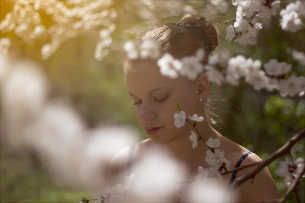 Mujer con árbol floreciente —  Fotos de Stock