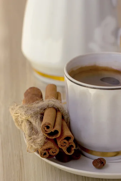 Varm kopp kaffe och bönor — Stockfoto