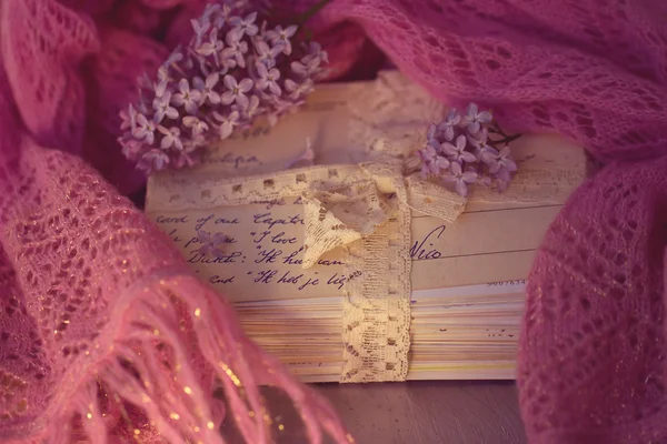 Cartas antigas com lilás no lenço macio — Fotografia de Stock