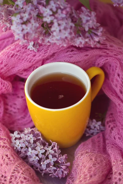Taza con café y lila —  Fotos de Stock