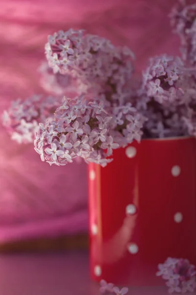 Taza con lila — Foto de Stock