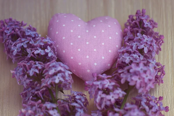 Polka ponto coração têxtil ao lado de um lilás — Fotografia de Stock