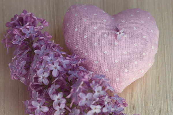 Lunares de corazón textil junto a una lila —  Fotos de Stock