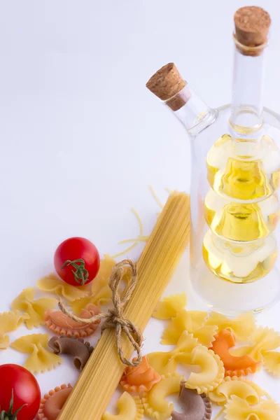 Pasta multicolore isolata su fondo bianco — Foto Stock