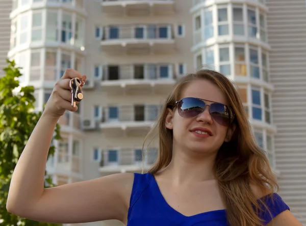 Girl with the keys in hands — Stock Photo, Image