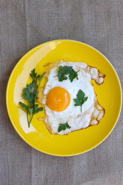 Huevos en placa amarilla —  Fotos de Stock