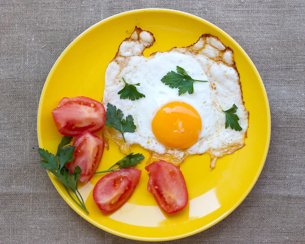 Ovos mexidos com tomate em placa amarela — Fotografia de Stock