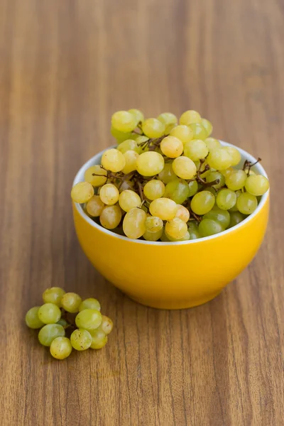Druiven in kom — Stockfoto
