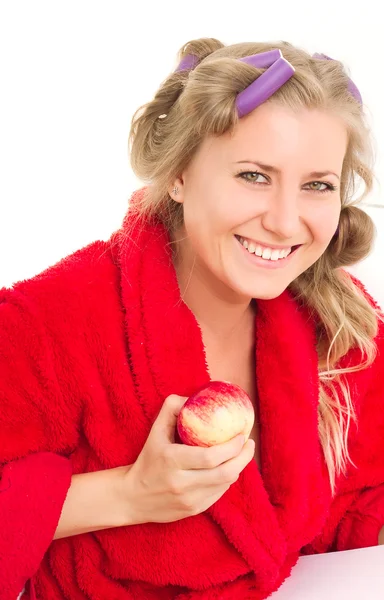 Mulher vestida roupão de banho com uma maçã — Fotografia de Stock