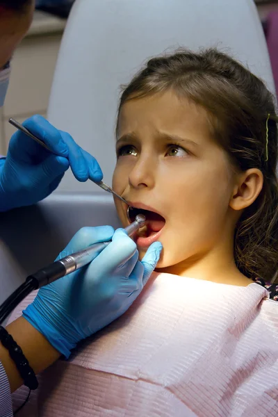 Dívka na recepci u zubaře — Stock fotografie