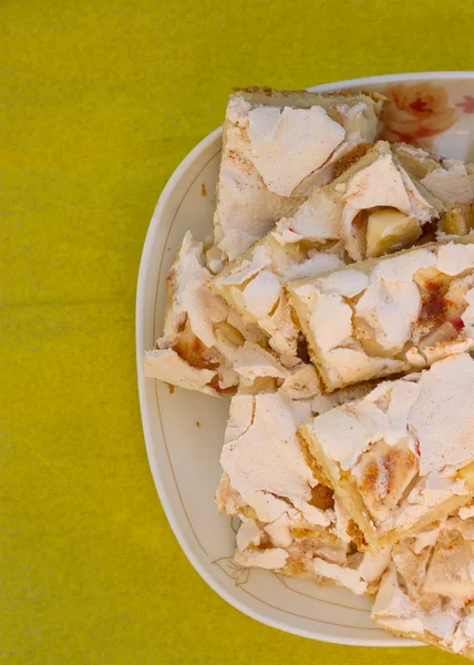 Torta de maçã de fatia em uma chapa — Fotografia de Stock