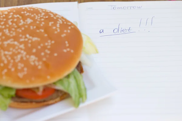 Burger a dietní deník — Stock fotografie