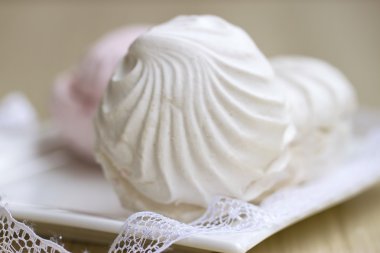 hassas bir dantel ile beyaz hatmi