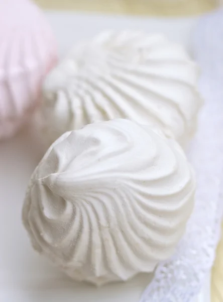 Witte marshmallow met een delicate kant — Stockfoto