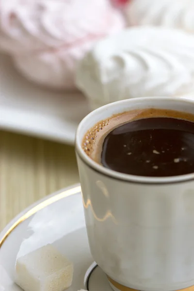 Kaffee mit süßem Marshmallow — Stockfoto