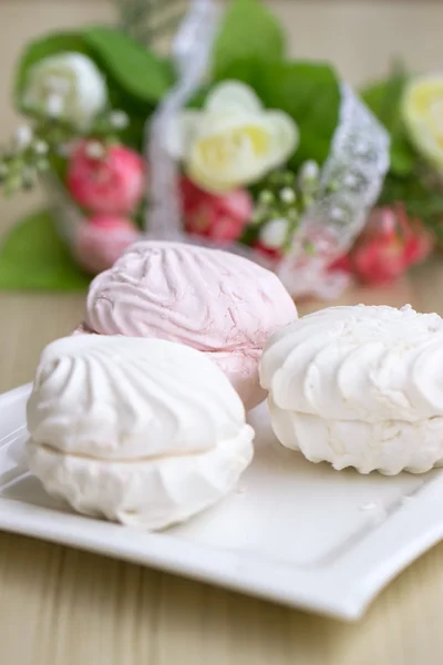 Sweet marshmallows and bouquet — Zdjęcie stockowe
