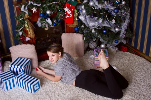 Mujer feliz sorprendida en casa — Foto de Stock