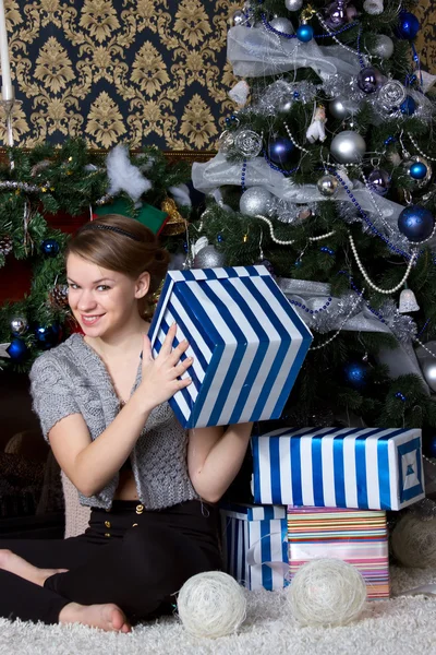 Mujer feliz sorprendida en casa — Foto de Stock