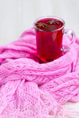 Bir eşarp ile kırmızı çay (pembe)