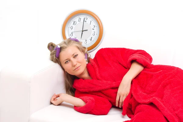 Mujer somnolienta con un reloj —  Fotos de Stock