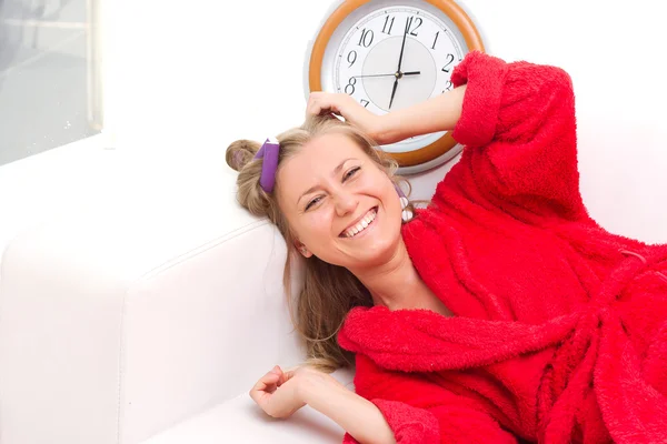 Schläfrige Frau mit Uhr — Stockfoto