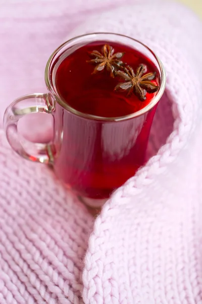 Czerwona herbata (karkade) z szalikiem — Zdjęcie stockowe