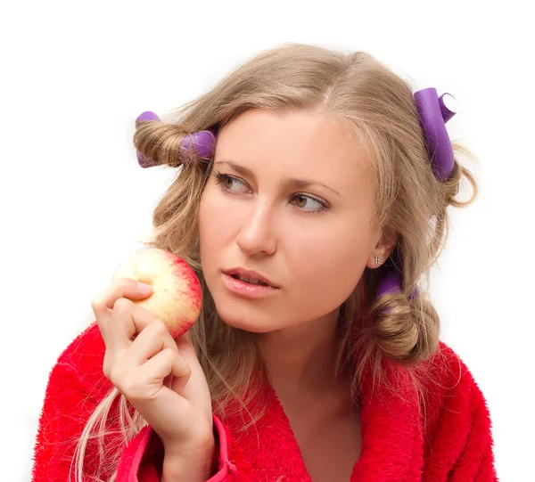 Doordachte meisje met een appel in zijn hand — Stockfoto