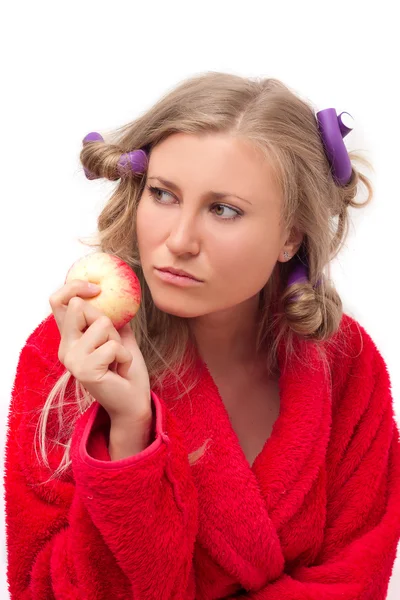 Zamyšlená dívka s jablkem v ruce — Stock fotografie