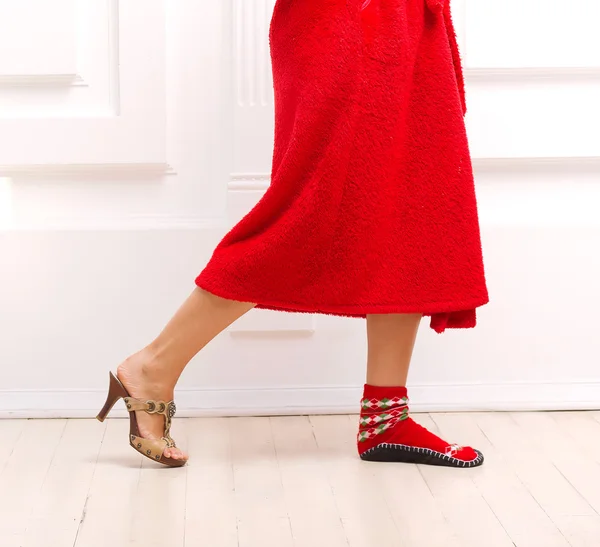 Девушка в домашней обуви и на высоком каблуке — стоковое фото