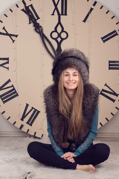 Flicka på en bakgrund av stor klocka — Stockfoto