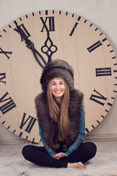 Chica en un fondo de enorme reloj — Foto de Stock