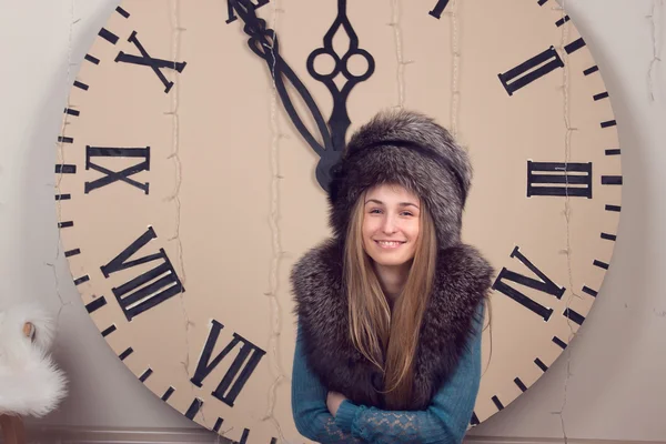 Chica en un fondo de enorme reloj — Foto de Stock