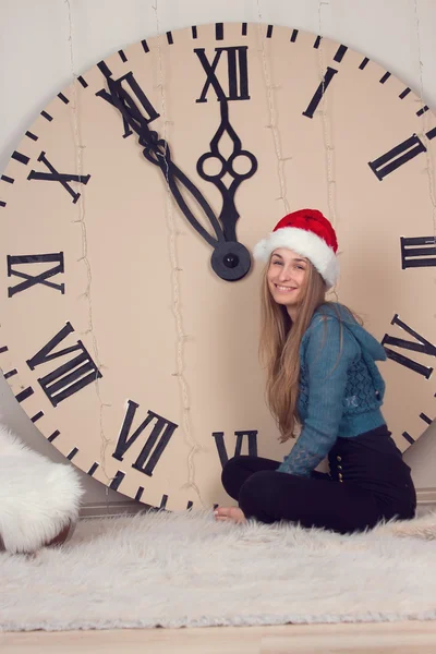 Chica en relojes fondo hora del almuerzo — Foto de Stock