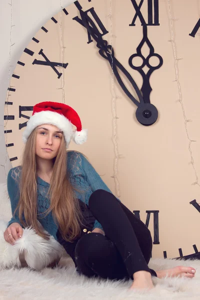 Chica en relojes fondo hora del almuerzo — Foto de Stock