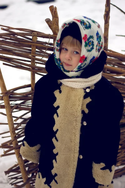 女婴在古老的俄罗斯风格 — 图库照片