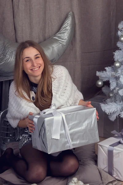 Девушка в окружении рождественских принадлежностей — стоковое фото