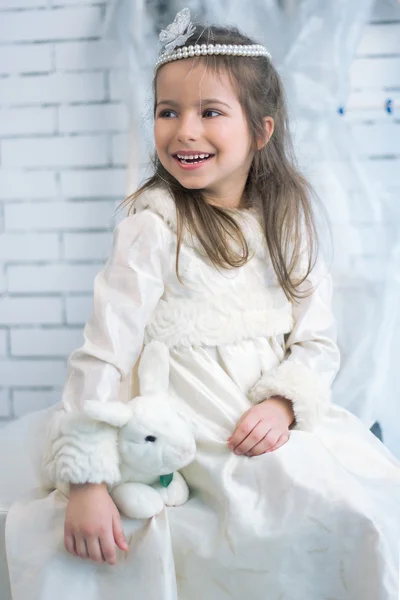 Menina no vestido de férias de inverno com coelho de brinquedo — Fotografia de Stock
