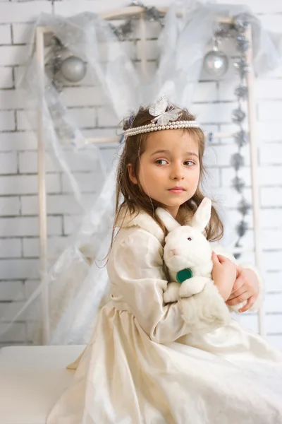 Menina no vestido de férias de inverno com coelho de brinquedo — Fotografia de Stock