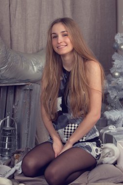 Noel gereçlerinin tarafından çevrili kız