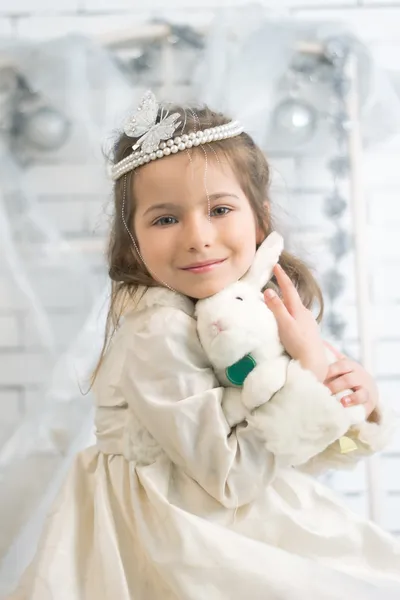 Chica en invierno vestido de fiesta con conejo de juguete —  Fotos de Stock