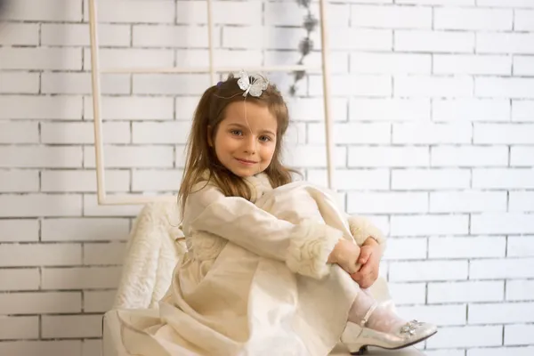 Menina nas férias de inverno vestidos de Natal — Fotografia de Stock