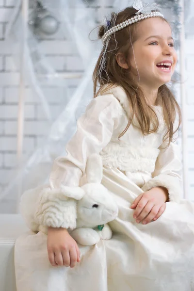 Fille en robe de vacances d'hiver avec lapin jouet — Photo