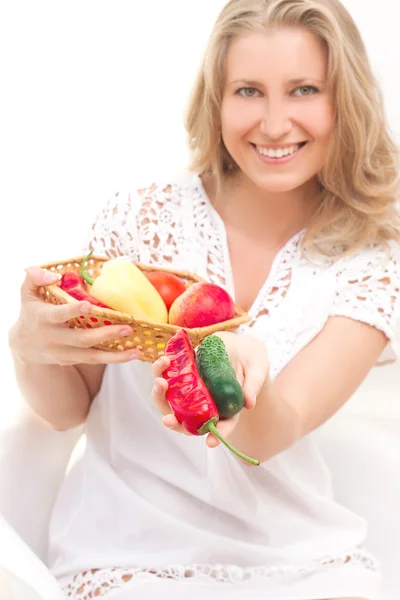 Jovem mulher sorridente com frutas e legumes — Fotografia de Stock