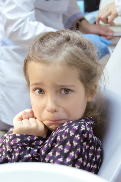 Menina assustada no consultório do dentista — Fotografia de Stock