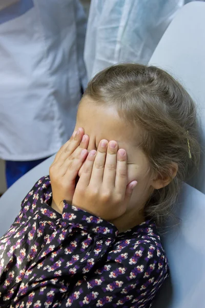 Chica asustada en el consultorio del dentista —  Fotos de Stock