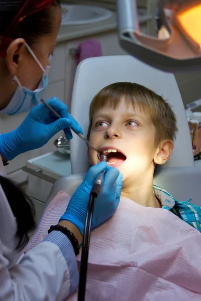 Menino em uma cirurgia dentária — Fotografia de Stock