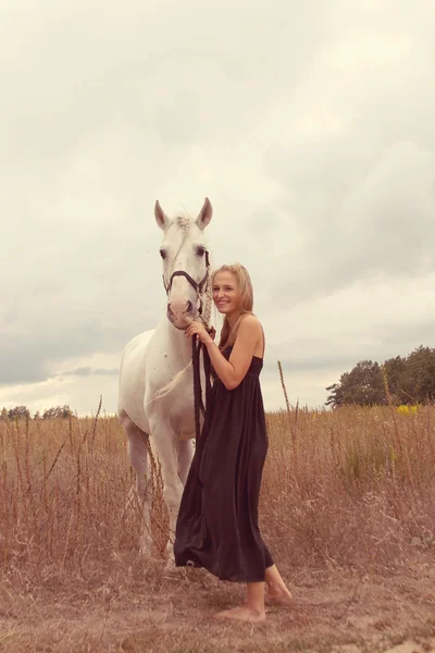 Schöne junge Frau mit Pferd — Stockfoto