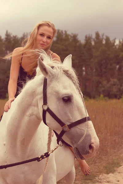 Bela jovem mulher com um cavalo — Fotografia de Stock