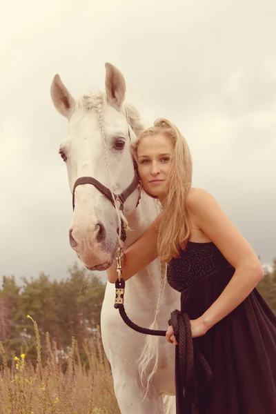 Schöne junge Frau mit Pferd — Stockfoto